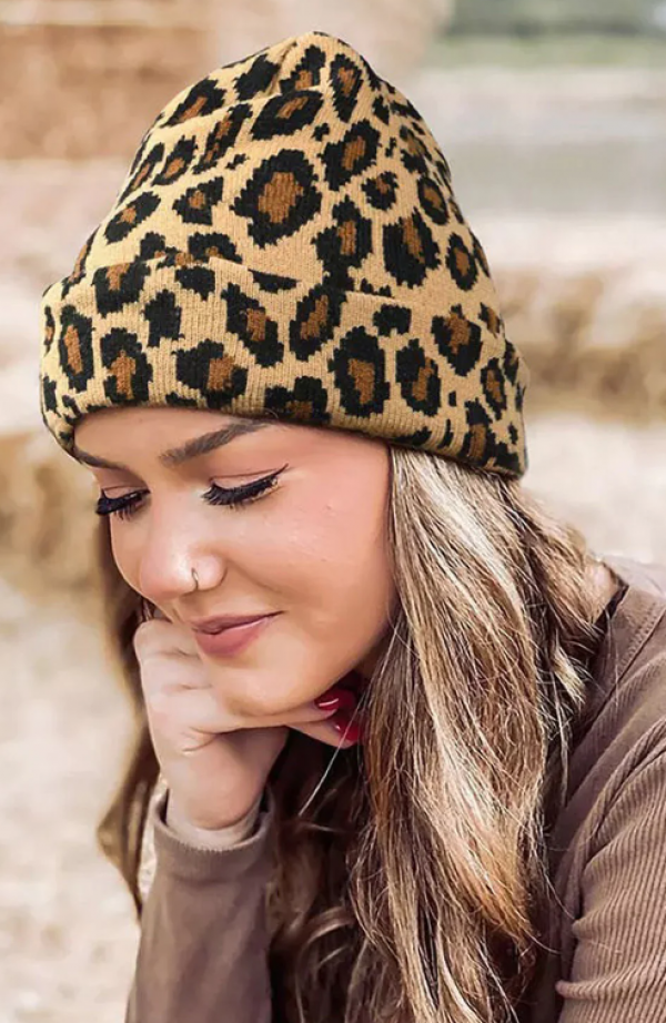 Topi beanie dengan motif animal print